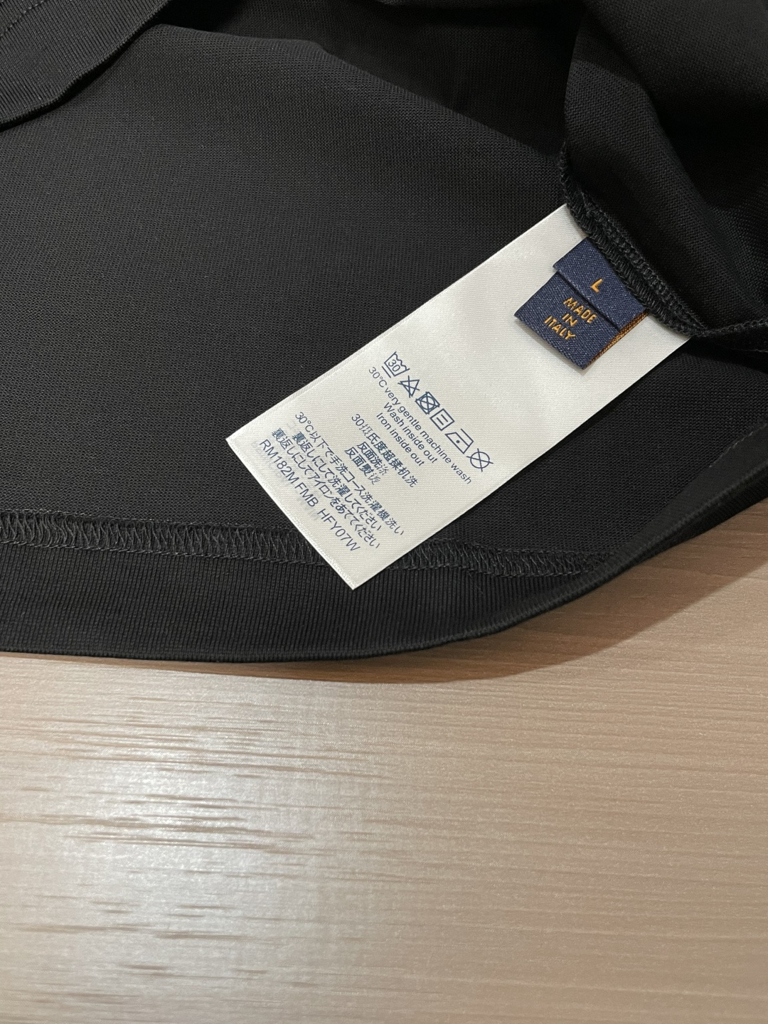 · Lv 2026春夏新款首发专柜最新款短袖T恤 高端订制 设计前卫时尚！品牌logo重工艺设计 高端定