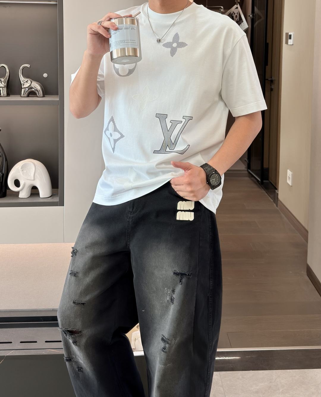 · Lv 2026春夏新款首发专柜最新款短袖T恤 高端订制 设计前卫时尚！品牌logo重工艺设计 高端定