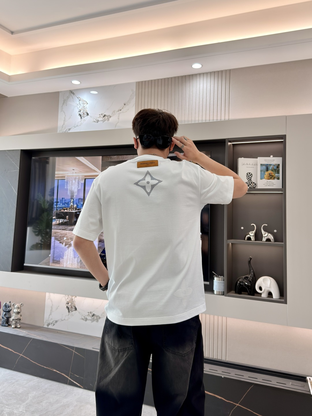 · Lv 2026春夏新款首发专柜最新款短袖T恤 高端订制 设计前卫时尚！品牌logo重工艺设计 高端定