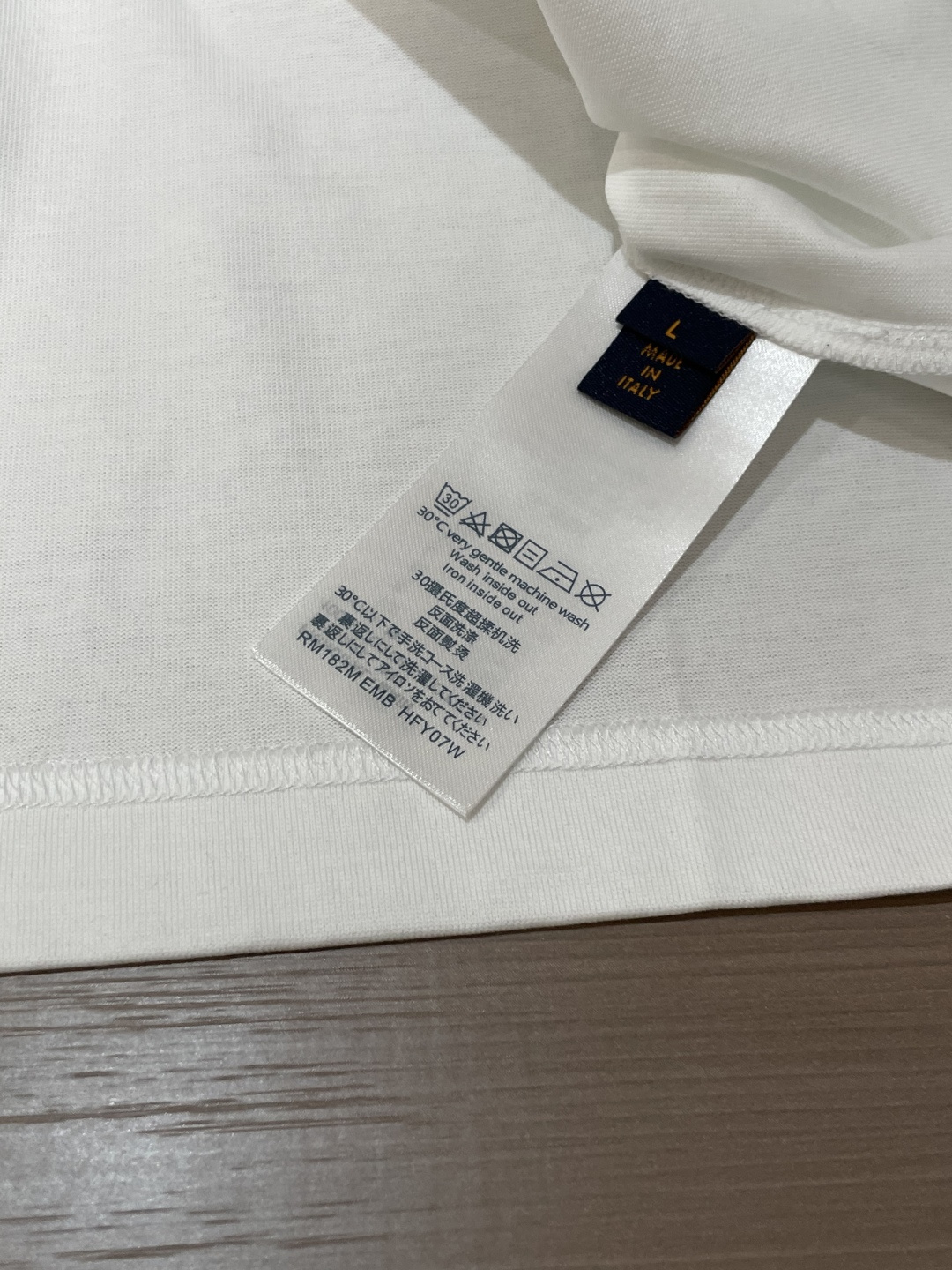 · Lv 2026春夏新款首发专柜最新款短袖T恤 高端订制 设计前卫时尚！品牌logo重工艺设计 高端定