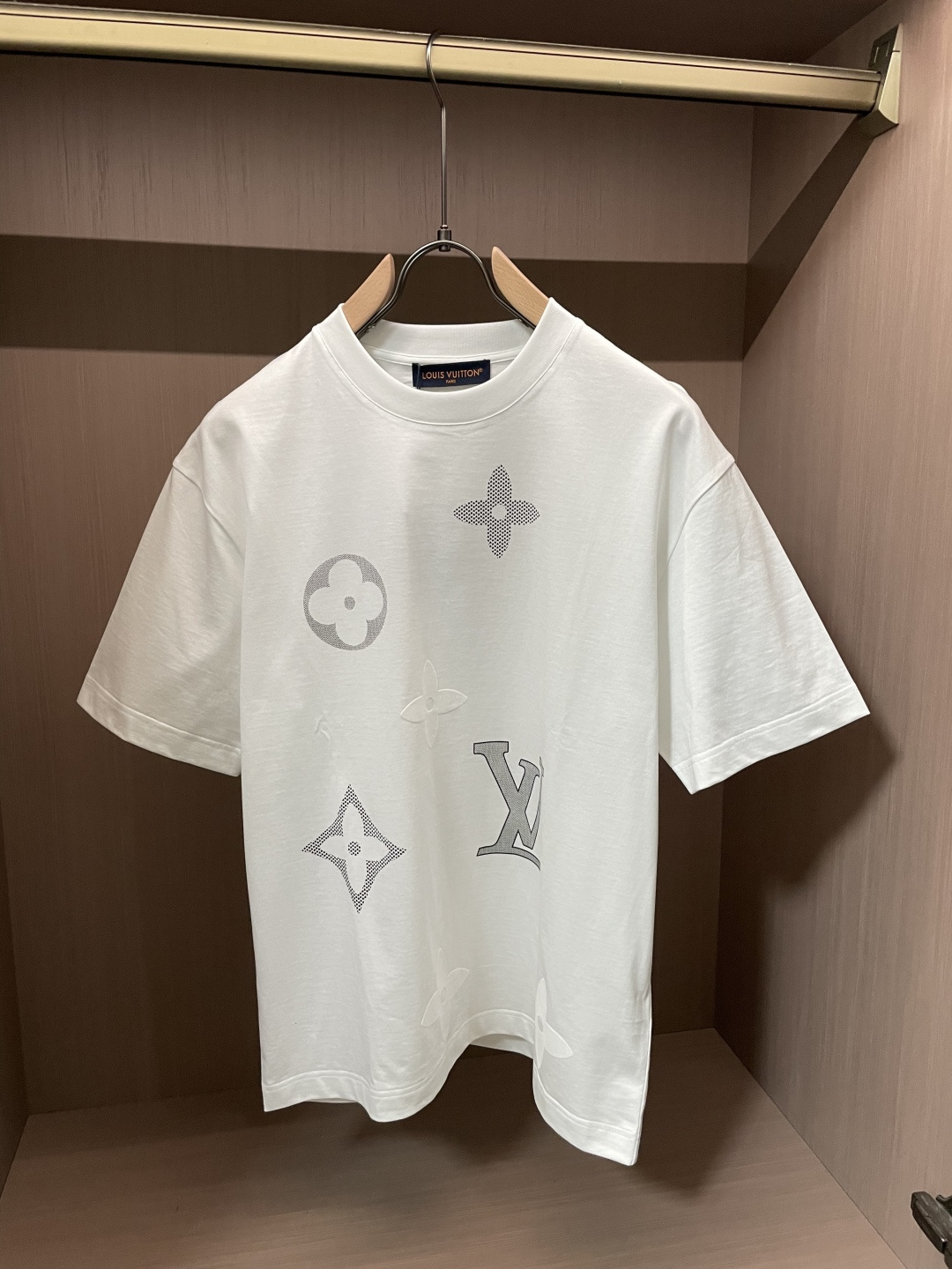 · Lv 2026春夏新款首发专柜最新款短袖T恤 高端订制 设计前卫时尚！品牌logo重工艺设计 高端定