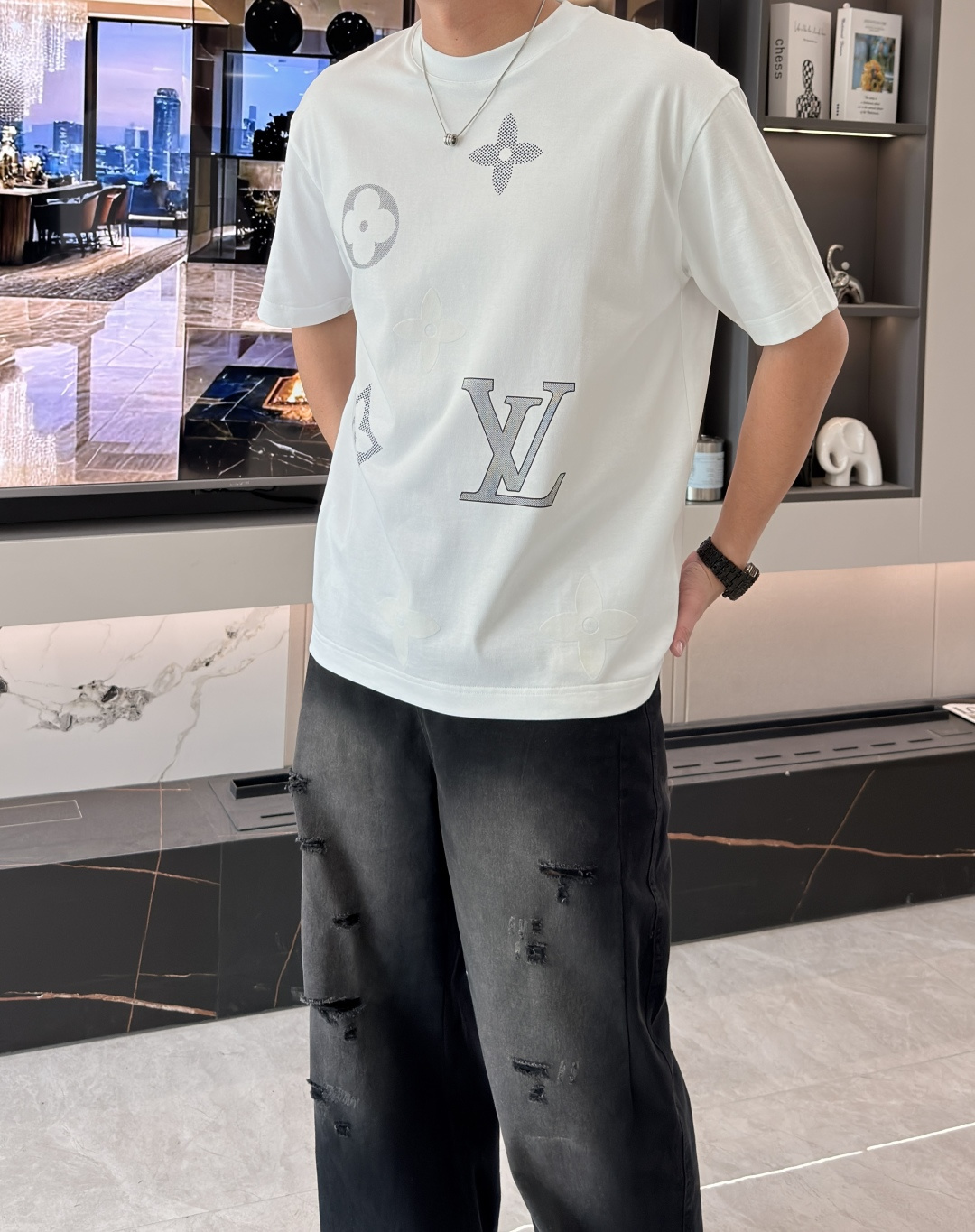 · Lv 2026春夏新款首发专柜最新款短袖T恤 高端订制 设计前卫时尚！品牌logo重工艺设计 高端定