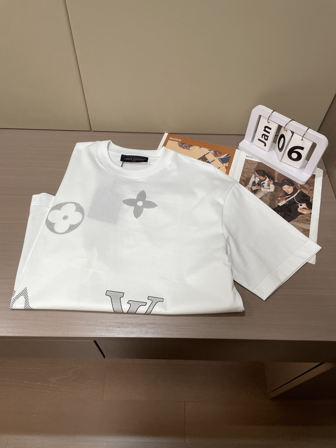 · Lv 2026春夏新款首发专柜最新款短袖T恤 高端订制 设计前卫时尚！品牌logo重工艺设计 高端定