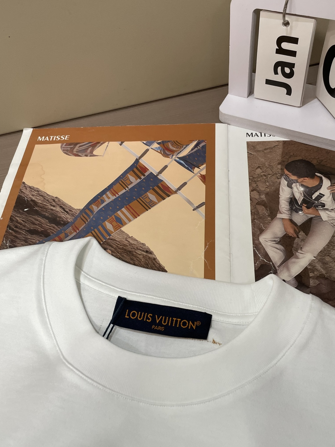 · Lv 2026春夏新款首发专柜最新款短袖T恤 高端订制 设计前卫时尚！品牌logo重工艺设计 高端定