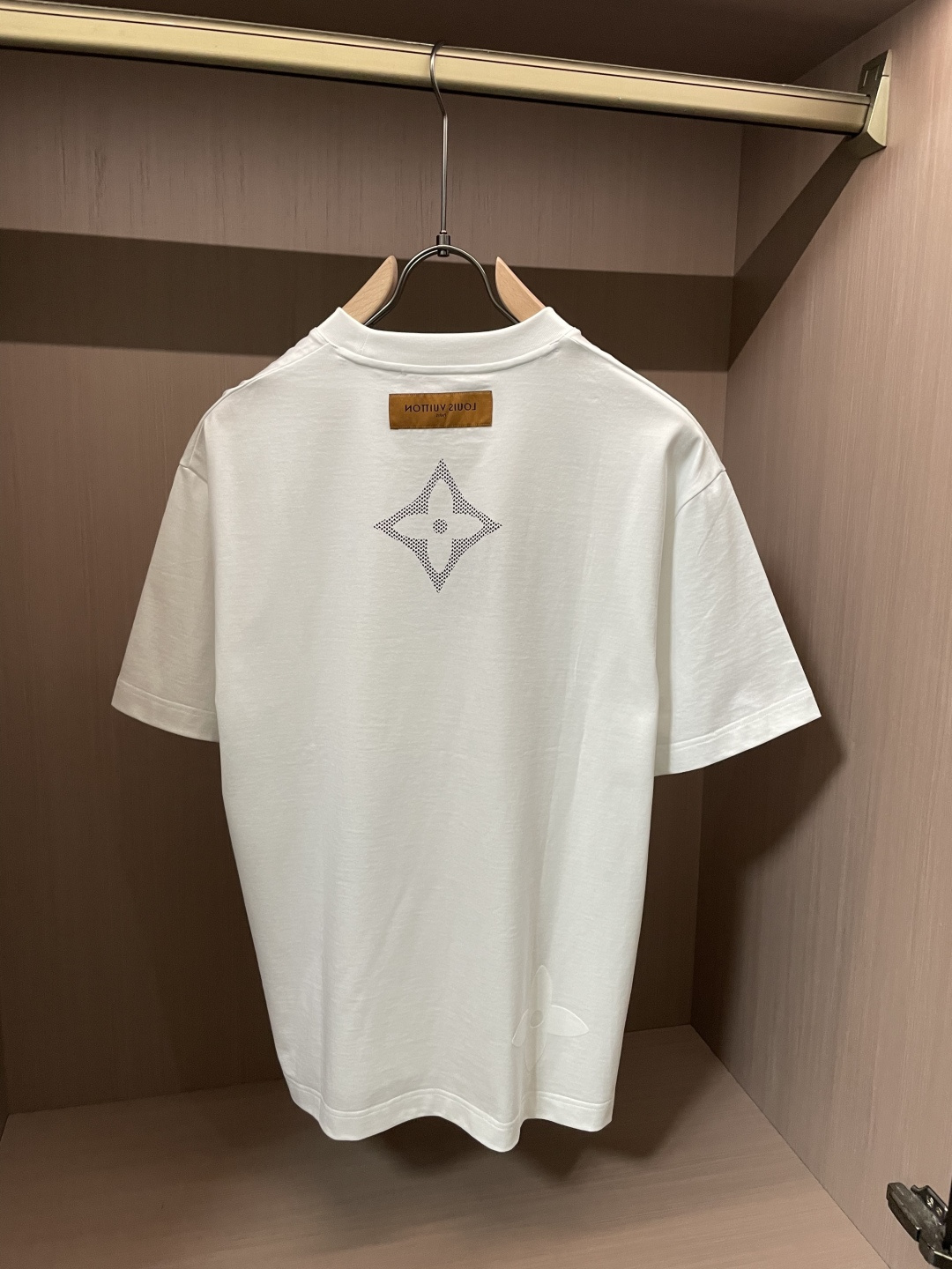 · Lv 2026春夏新款首发专柜最新款短袖T恤 高端订制 设计前卫时尚！品牌logo重工艺设计 高端定