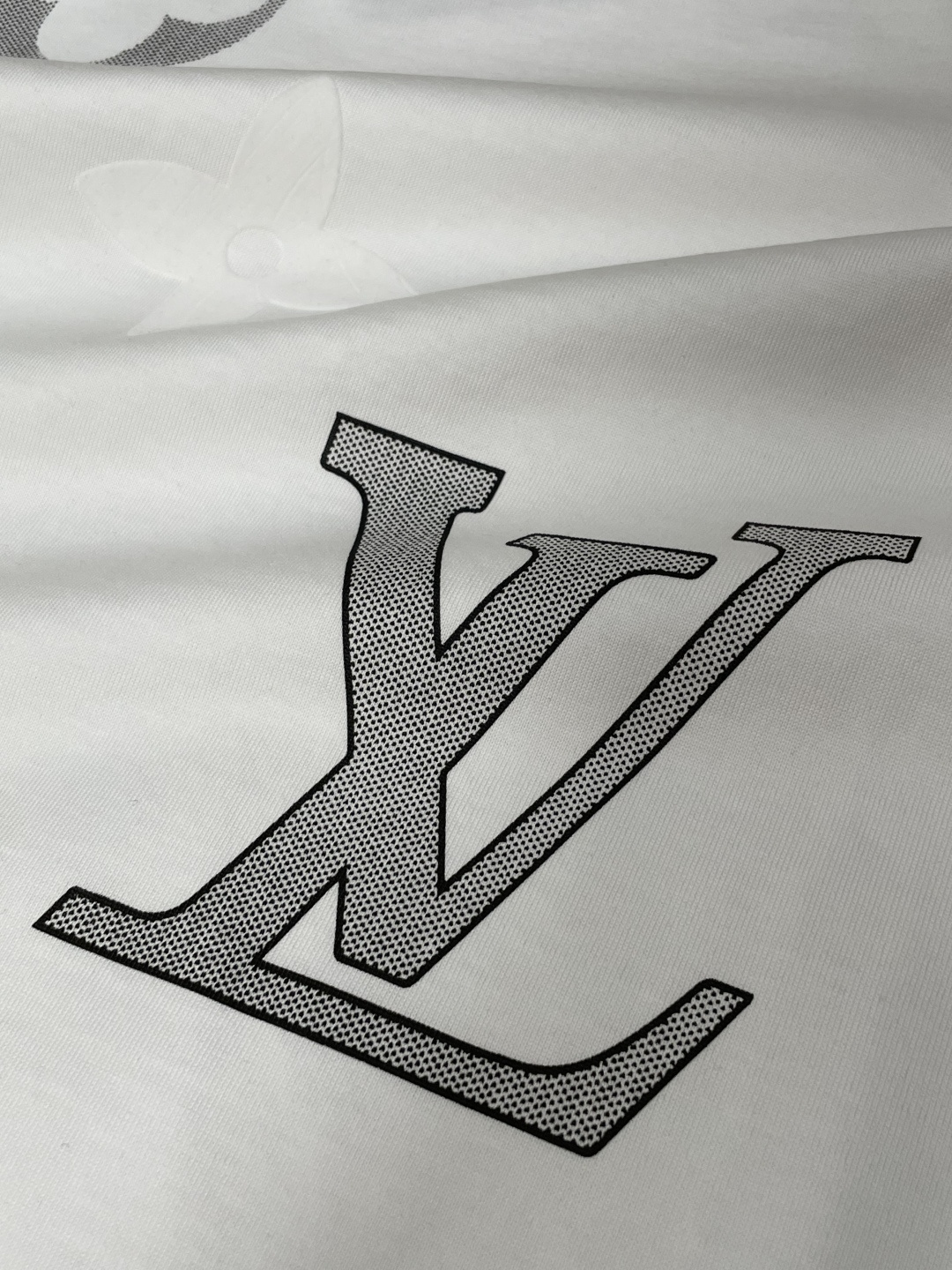 · Lv 2026春夏新款首发专柜最新款短袖T恤 高端订制 设计前卫时尚！品牌logo重工艺设计 高端定