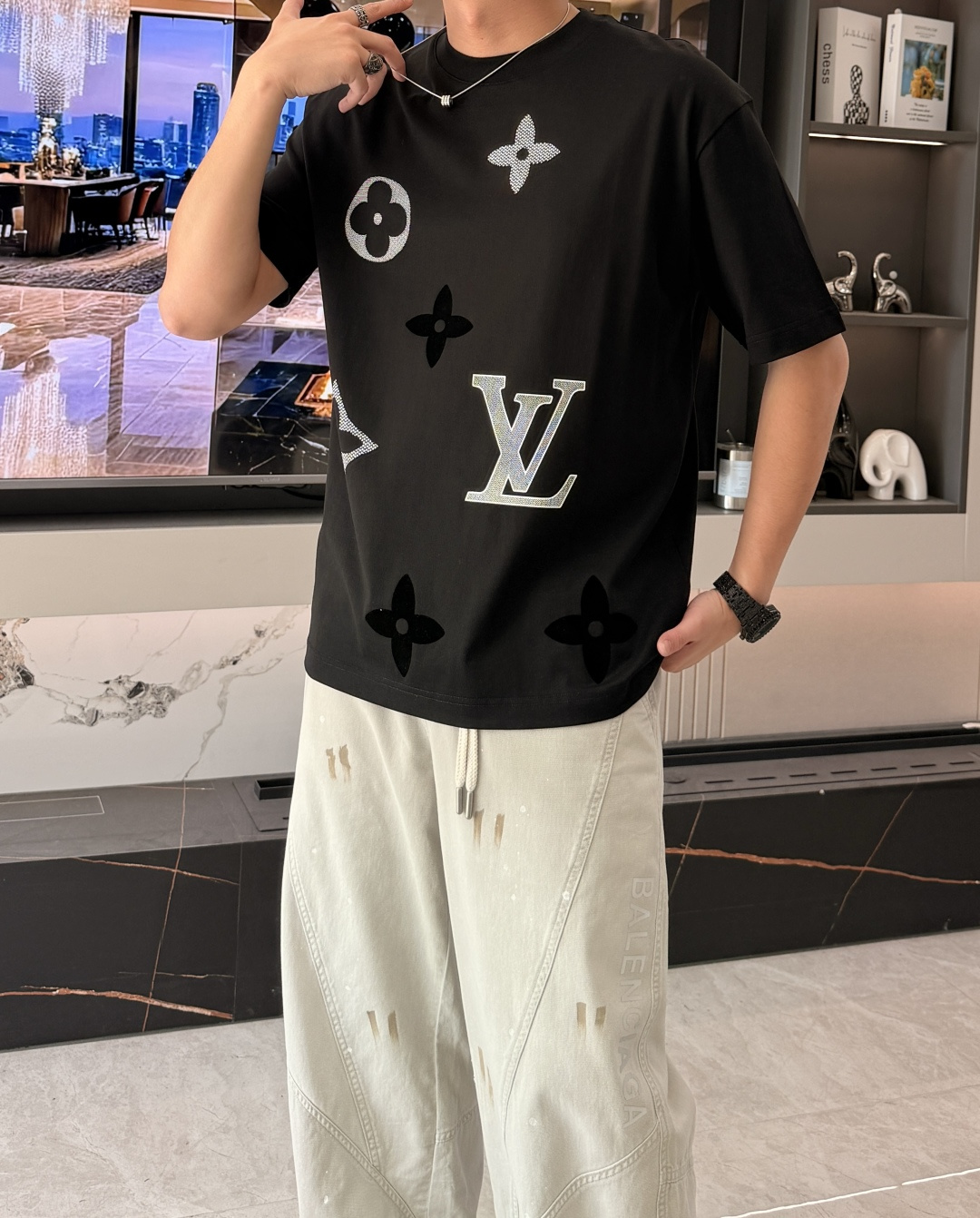 · Lv 2026春夏新款首发专柜最新款短袖T恤 高端订制 设计前卫时尚！品牌logo重工艺设计 高端定