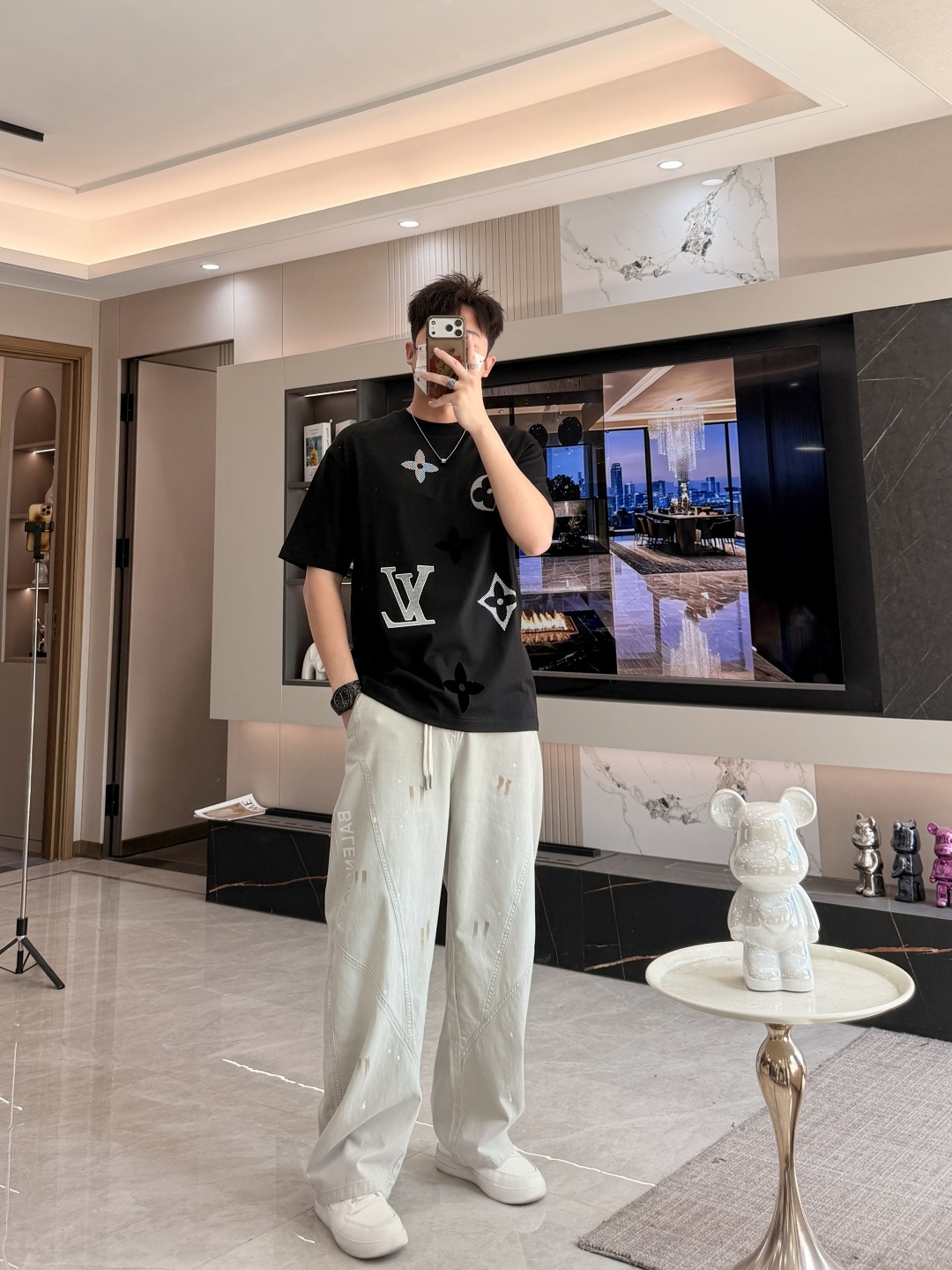 · Lv 2026春夏新款首发专柜最新款短袖T恤 高端订制 设计前卫时尚！品牌logo重工艺设计 高端定