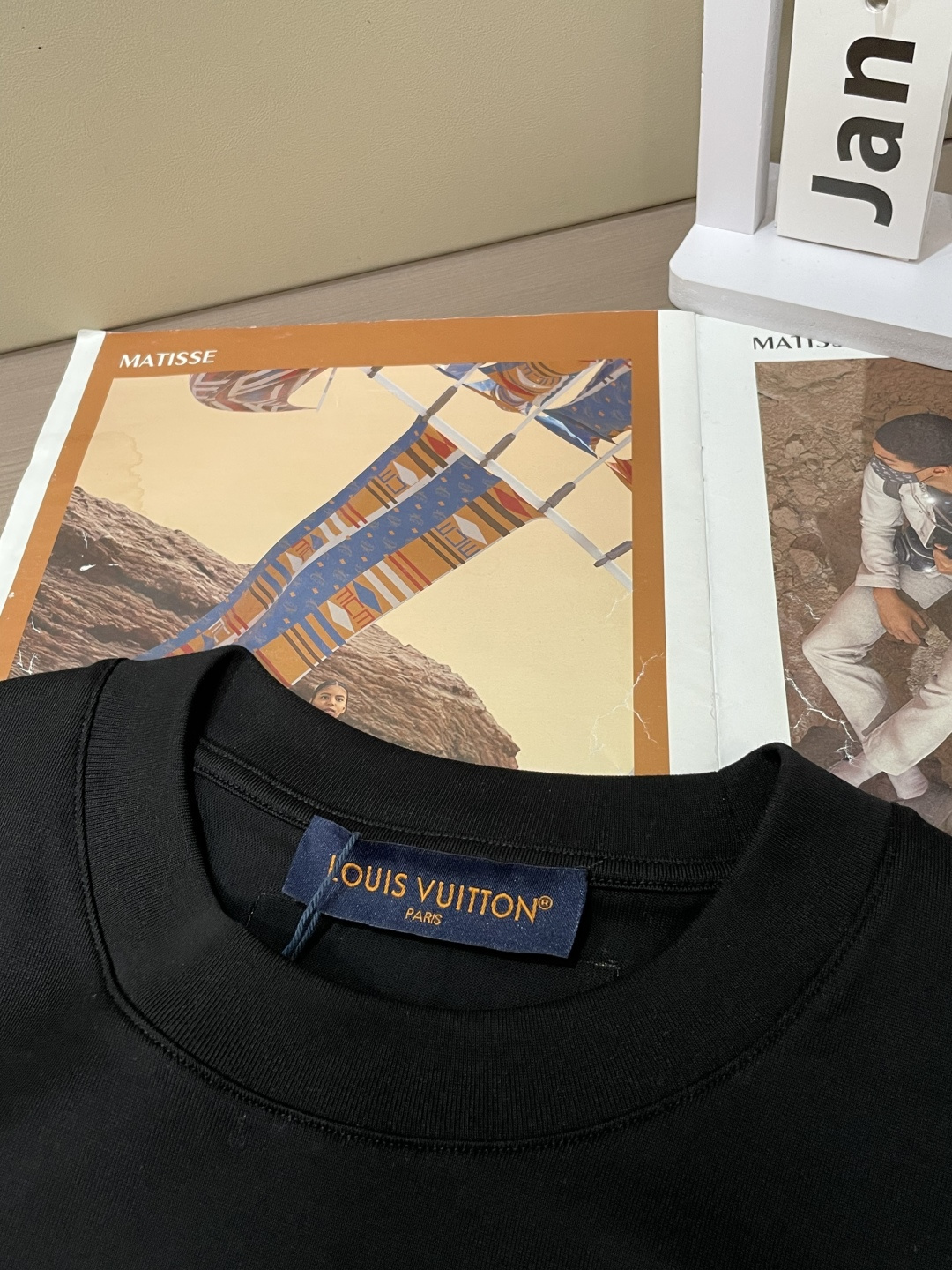 · Lv 2026春夏新款首发专柜最新款短袖T恤 高端订制 设计前卫时尚！品牌logo重工艺设计 高端定