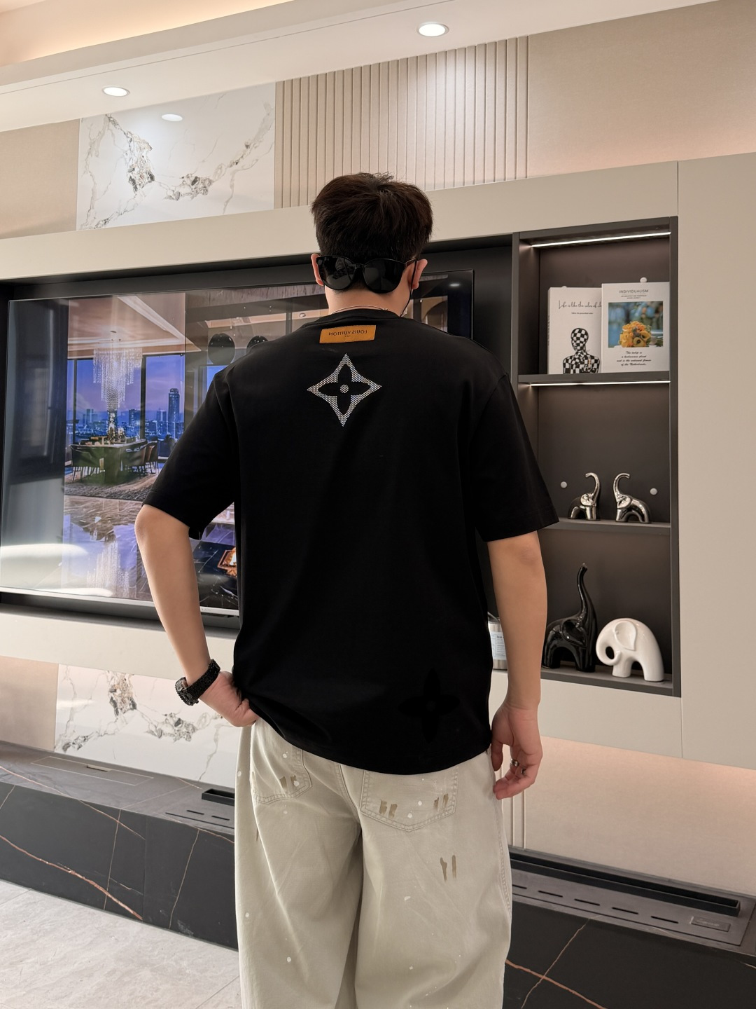 · Lv 2026春夏新款首发专柜最新款短袖T恤 高端订制 设计前卫时尚！品牌logo重工艺设计 高端定