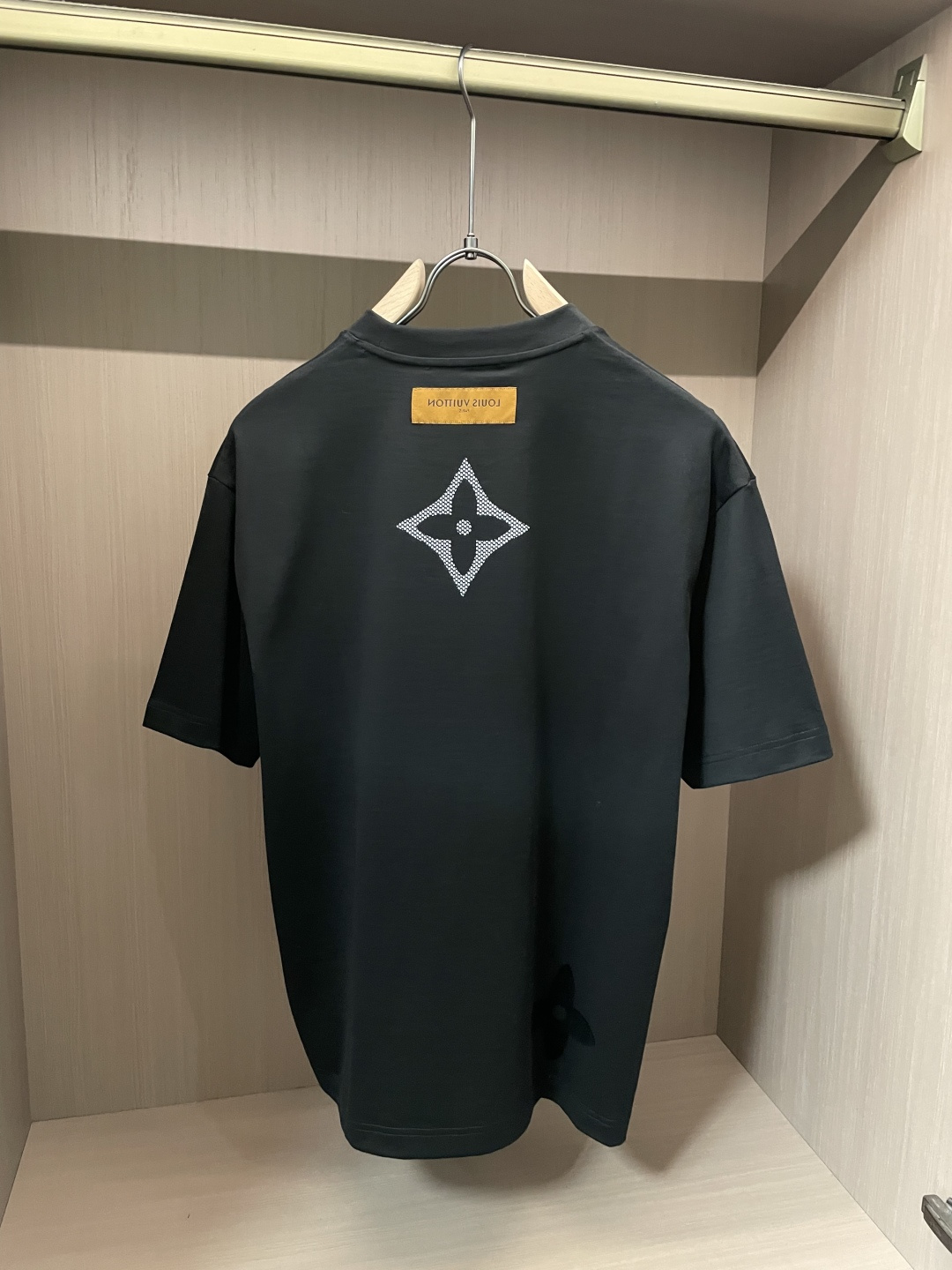 · Lv 2026春夏新款首发专柜最新款短袖T恤 高端订制 设计前卫时尚！品牌logo重工艺设计 高端定