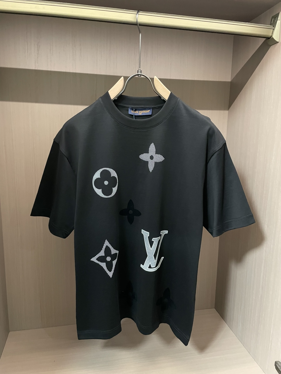 · Lv 2026春夏新款首发专柜最新款短袖T恤 高端订制 设计前卫时尚！品牌logo重工艺设计 高端定