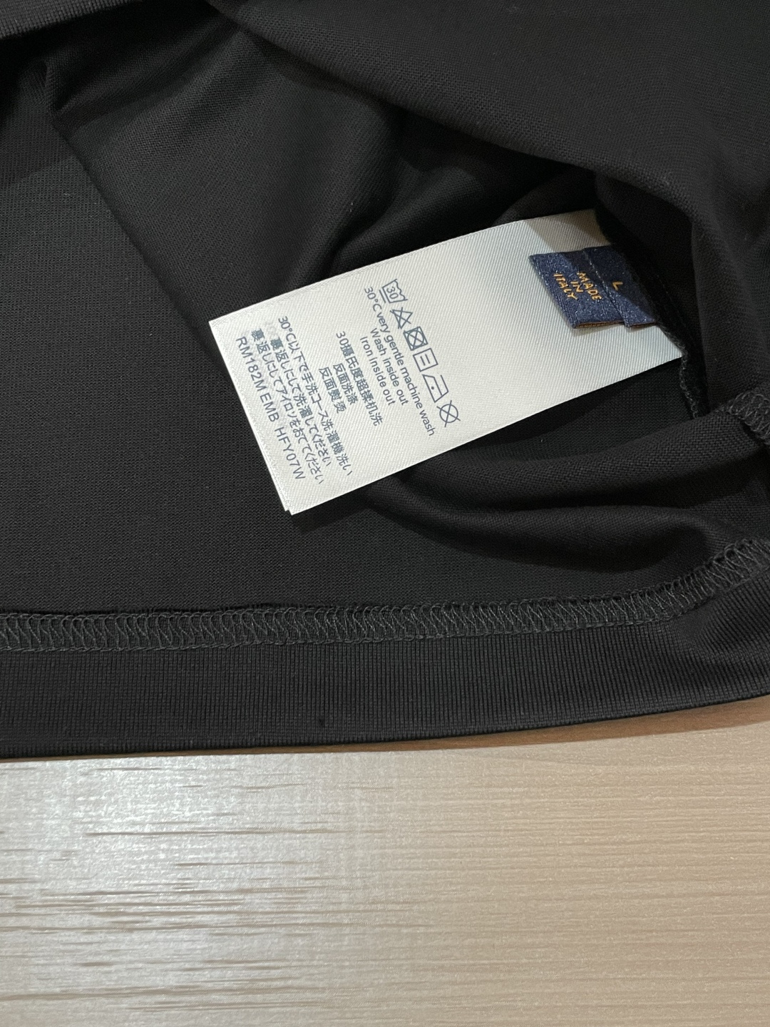 · Lv 2026春夏新款首发专柜最新款短袖T恤 高端订制 设计前卫时尚！品牌logo重工艺设计 高端定