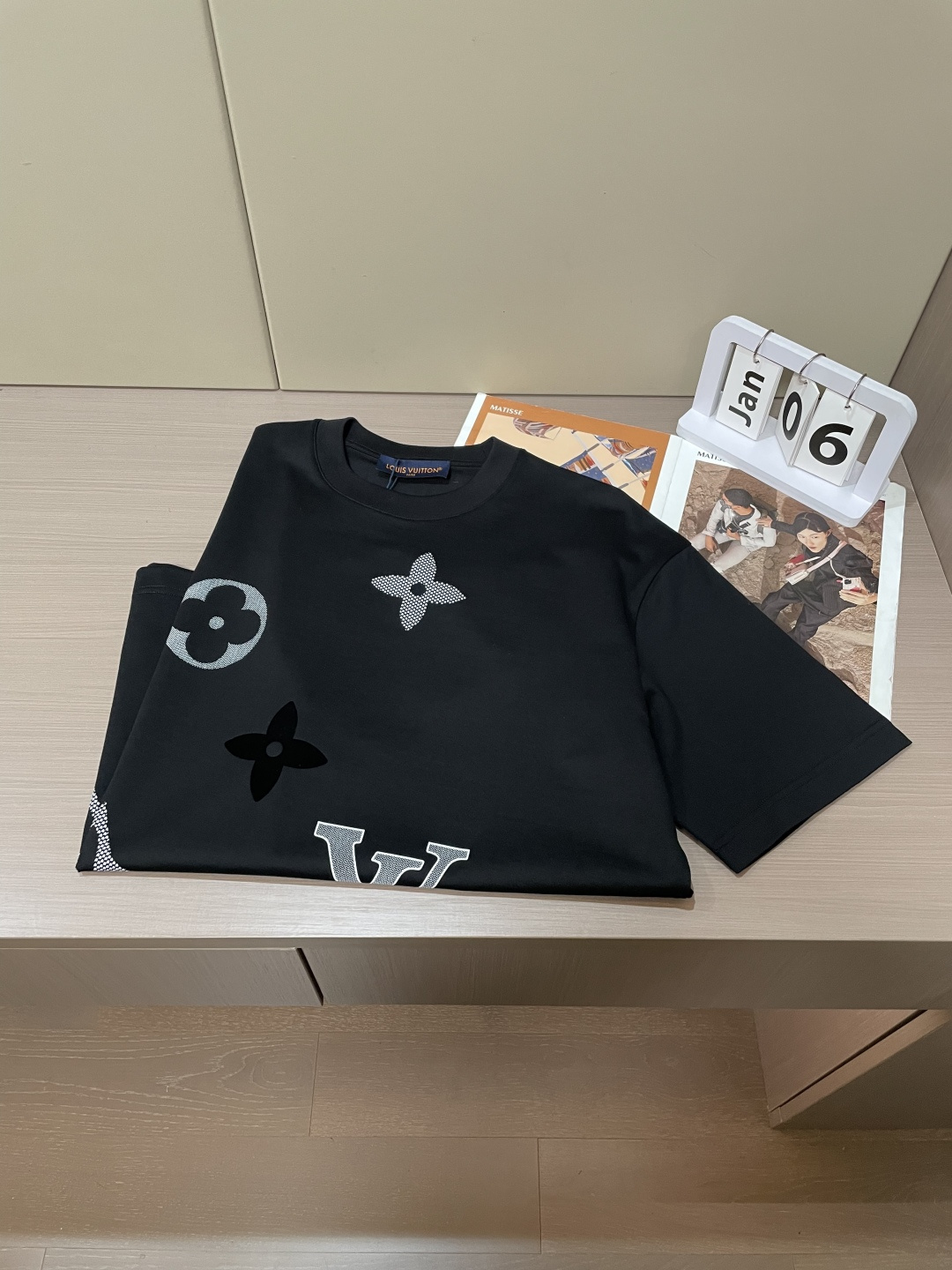 · Lv 2026春夏新款首发专柜最新款短袖T恤 高端订制 设计前卫时尚！品牌logo重工艺设计 高端定