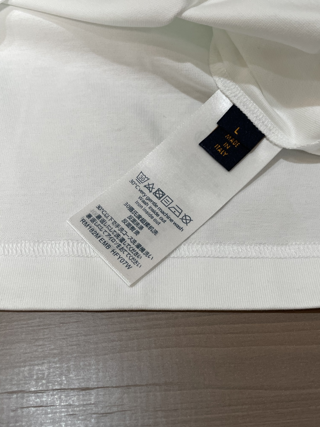 · Lv 2026春夏新款首发专柜最新款短袖T恤 高端订制 设计前卫时尚！品牌logo重工艺设计 高端定