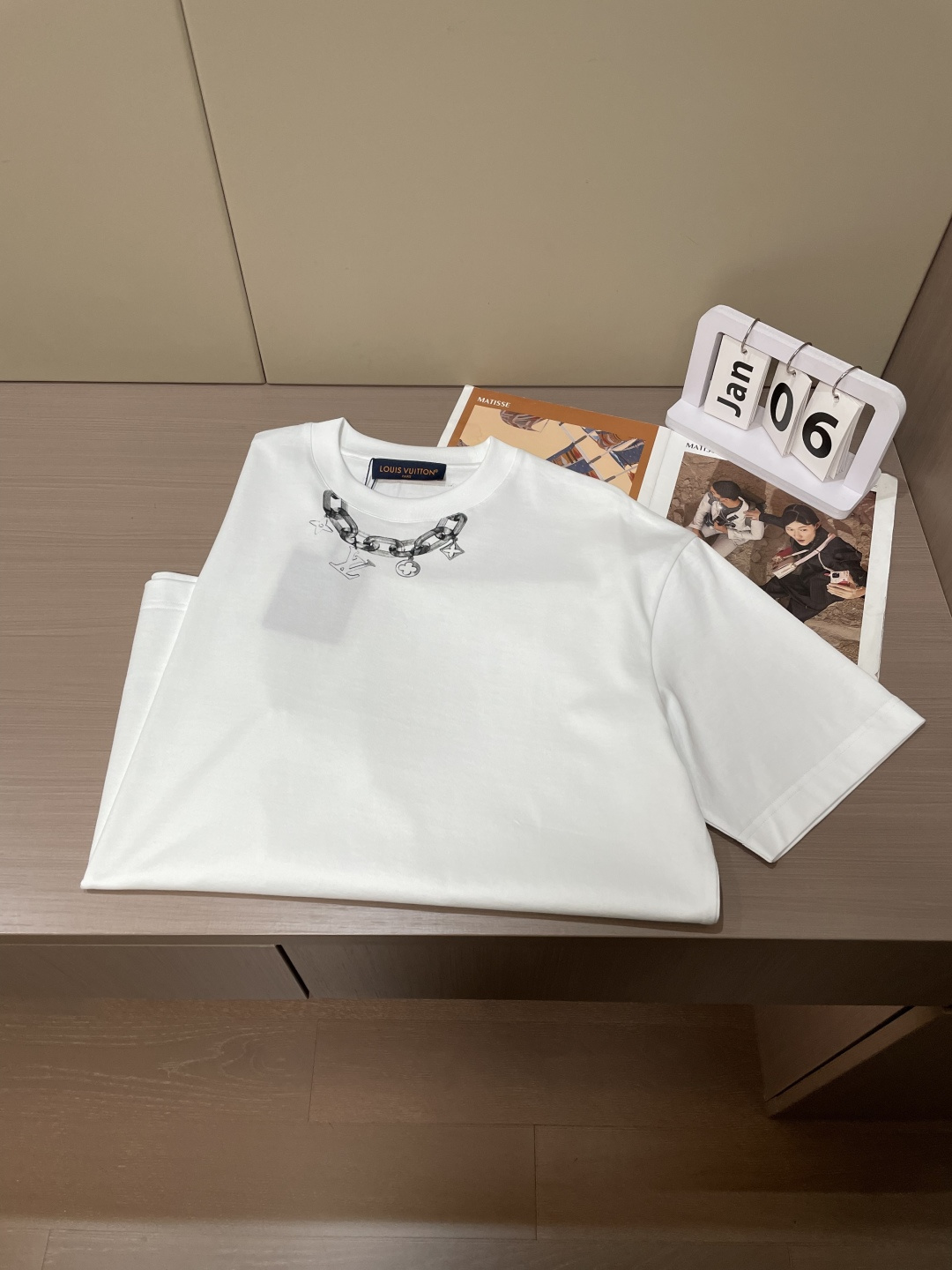 · Lv 2026春夏新款首发专柜最新款短袖T恤 高端订制 设计前卫时尚！品牌logo重工艺设计 高端定