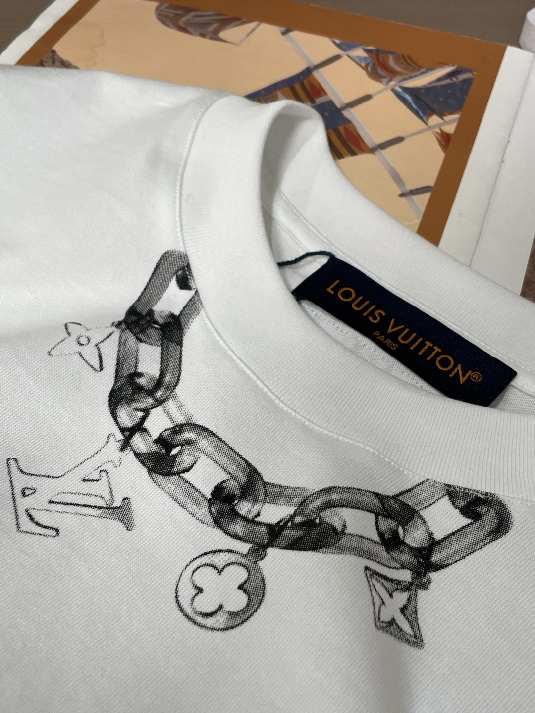 · Lv 2026春夏新款首发专柜最新款短袖T恤 高端订制 设计前卫时尚！品牌logo重工艺设计 高端定