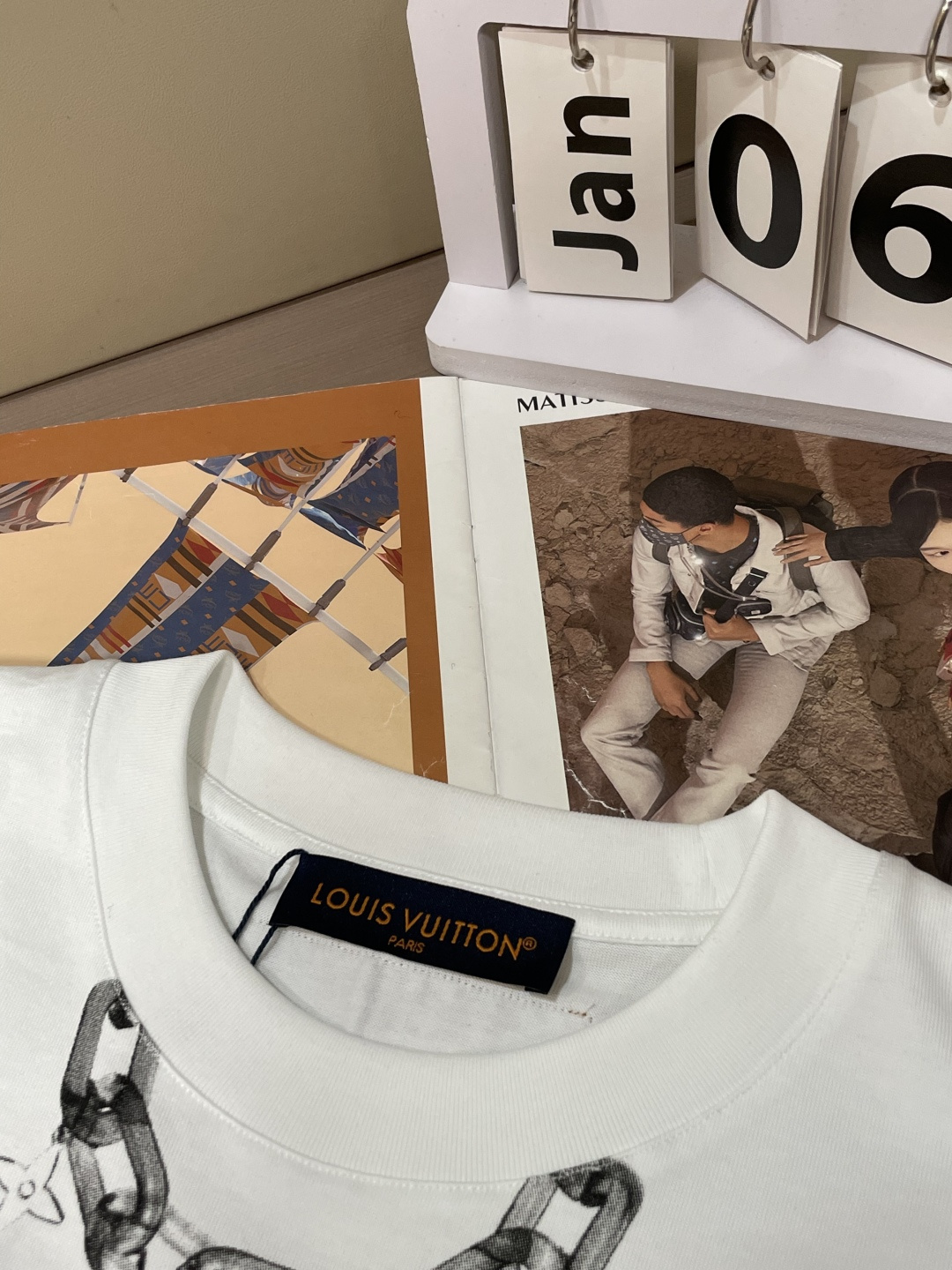 · Lv 2026春夏新款首发专柜最新款短袖T恤 高端订制 设计前卫时尚！品牌logo重工艺设计 高端定