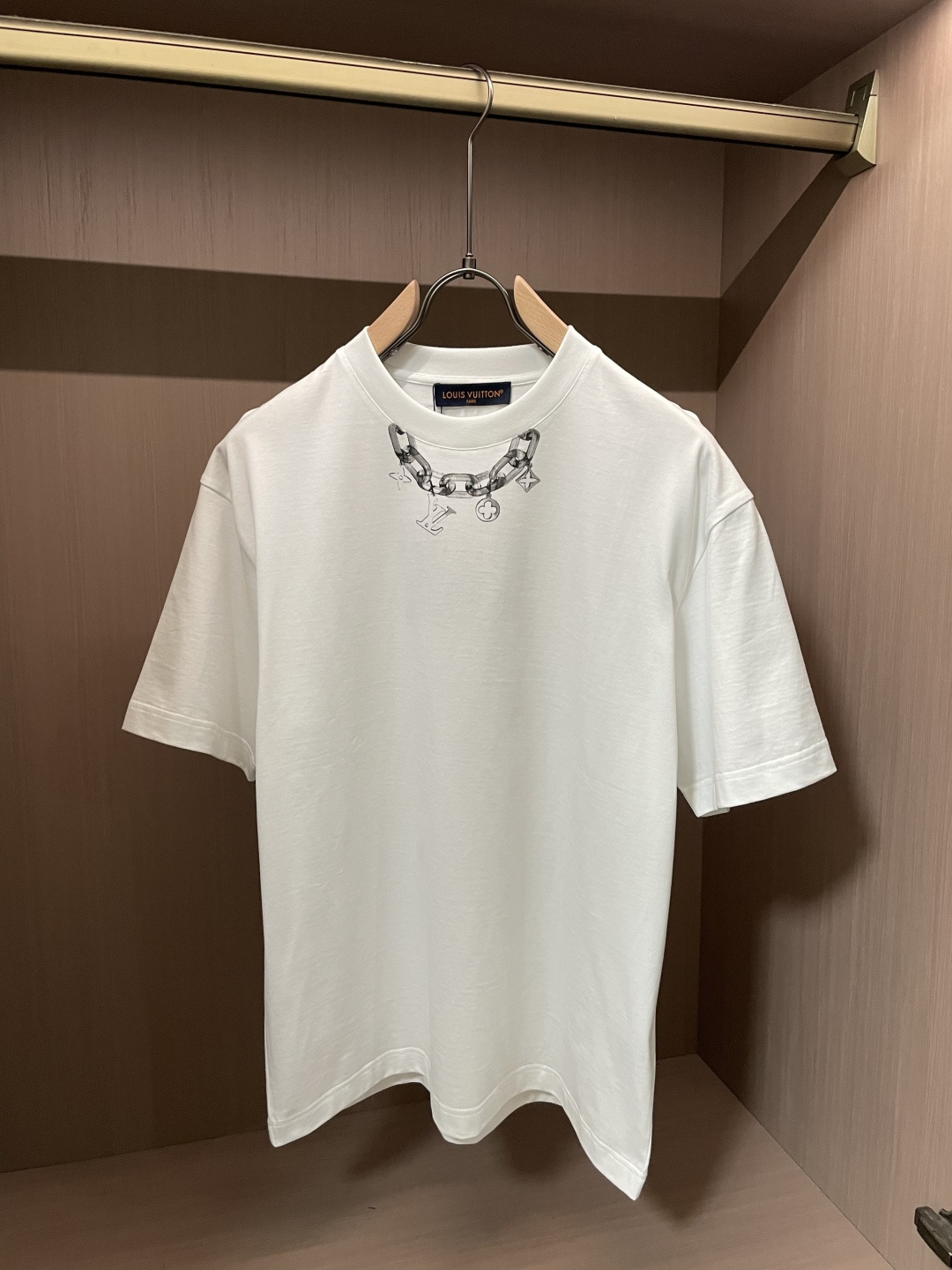· Lv 2026春夏新款首发专柜最新款短袖T恤 高端订制 设计前卫时尚！品牌logo重工艺设计 高端定