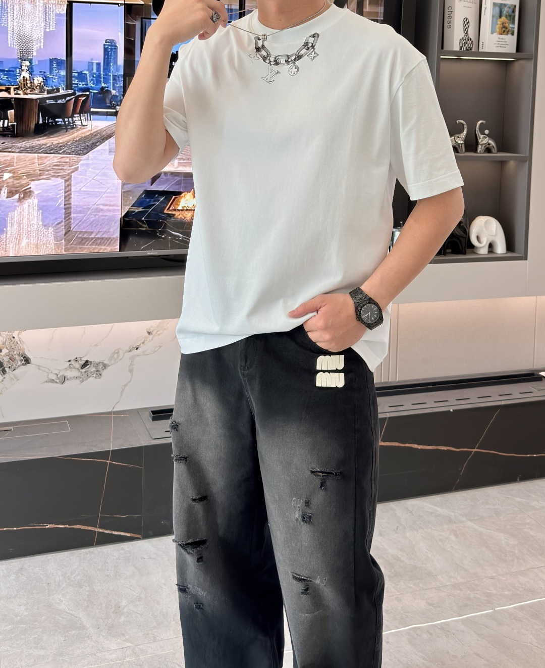 · Lv 2026春夏新款首发专柜最新款短袖T恤 高端订制 设计前卫时尚！品牌logo重工艺设计 高端定