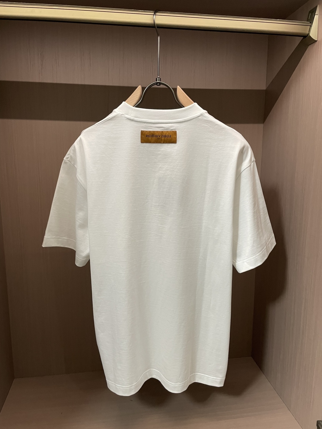 · Lv 2026春夏新款首发专柜最新款短袖T恤 高端订制 设计前卫时尚！品牌logo重工艺设计 高端定