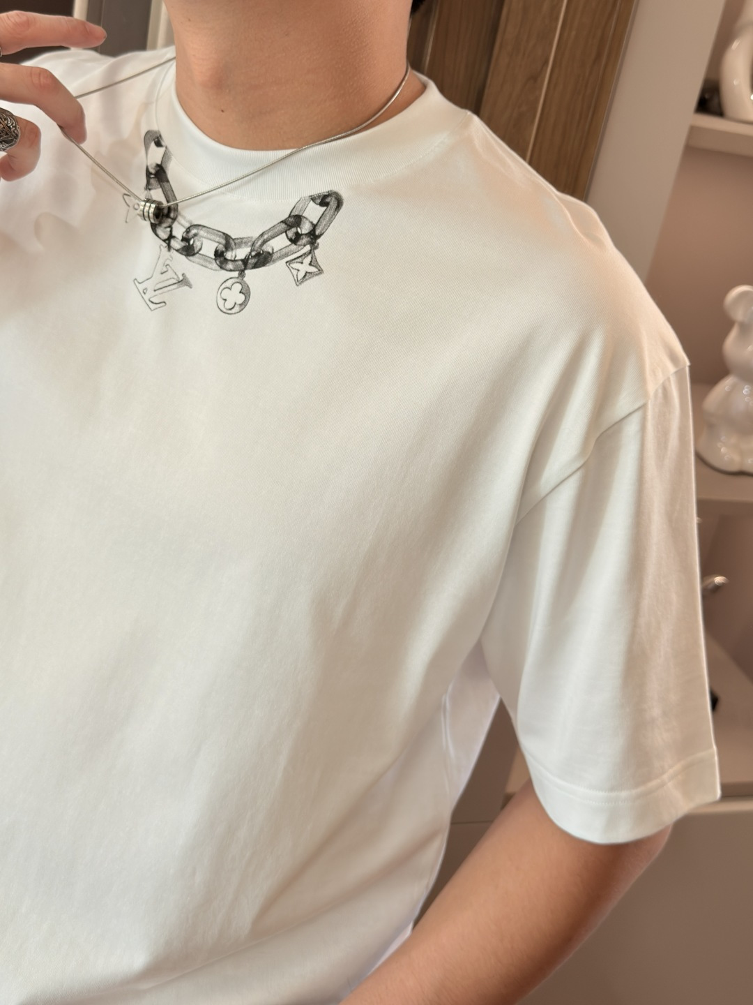 · Lv 2026春夏新款首发专柜最新款短袖T恤 高端订制 设计前卫时尚！品牌logo重工艺设计 高端定