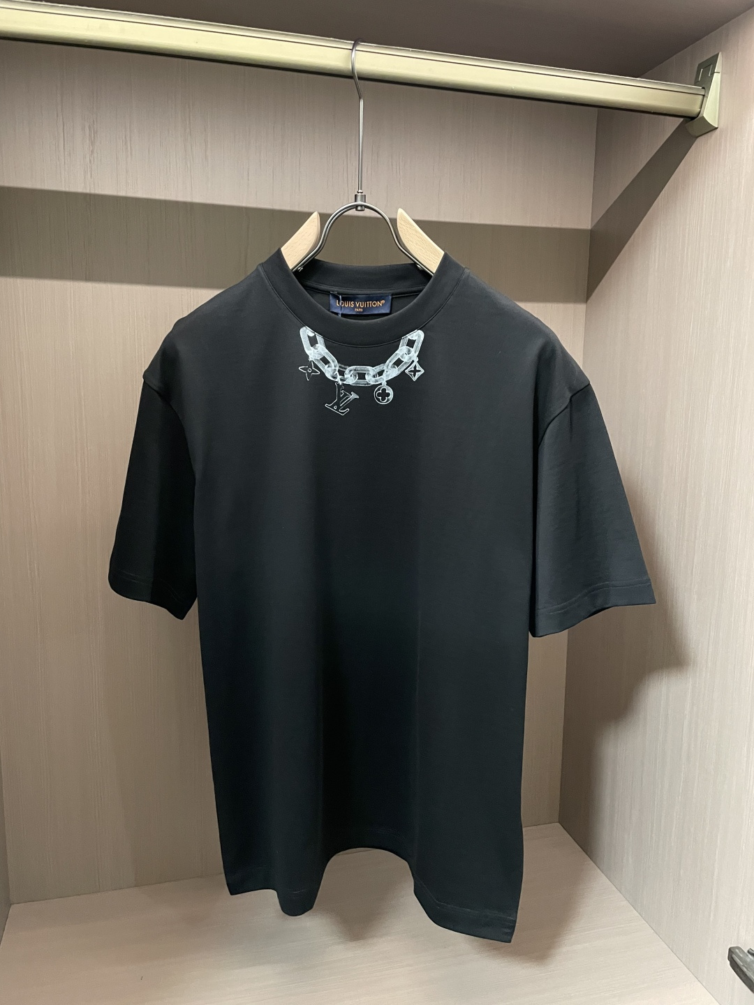 · Lv 2026春夏新款首发专柜最新款短袖T恤 高端订制 设计前卫时尚！品牌logo重工艺设计 高端定