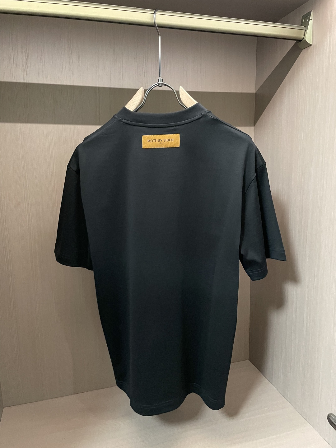 · Lv 2026春夏新款首发专柜最新款短袖T恤 高端订制 设计前卫时尚！品牌logo重工艺设计 高端定