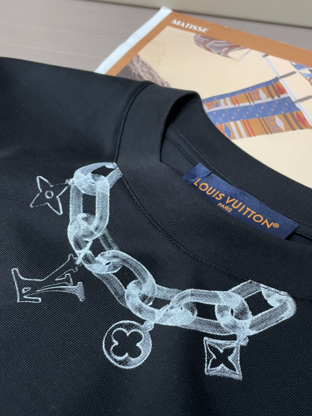 · Lv 2026春夏新款首发专柜最新款短袖T恤 高端订制 设计前卫时尚！品牌logo重工艺设计 高端定
