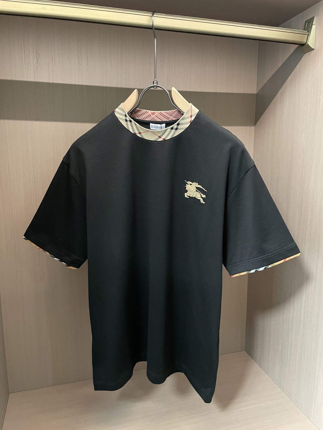 · Bur 2026春夏新款首发专柜最新款短袖T恤 高端订制 设计前卫时尚！品牌logo重工艺设计 高端