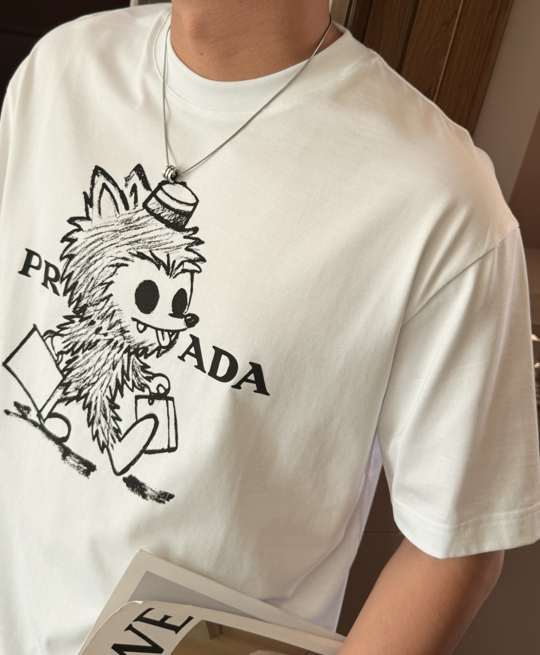 · Prad 2026春夏新款首发专柜最新款短袖T恤 高端订制 设计前卫时尚！品牌logo重工艺设计 高