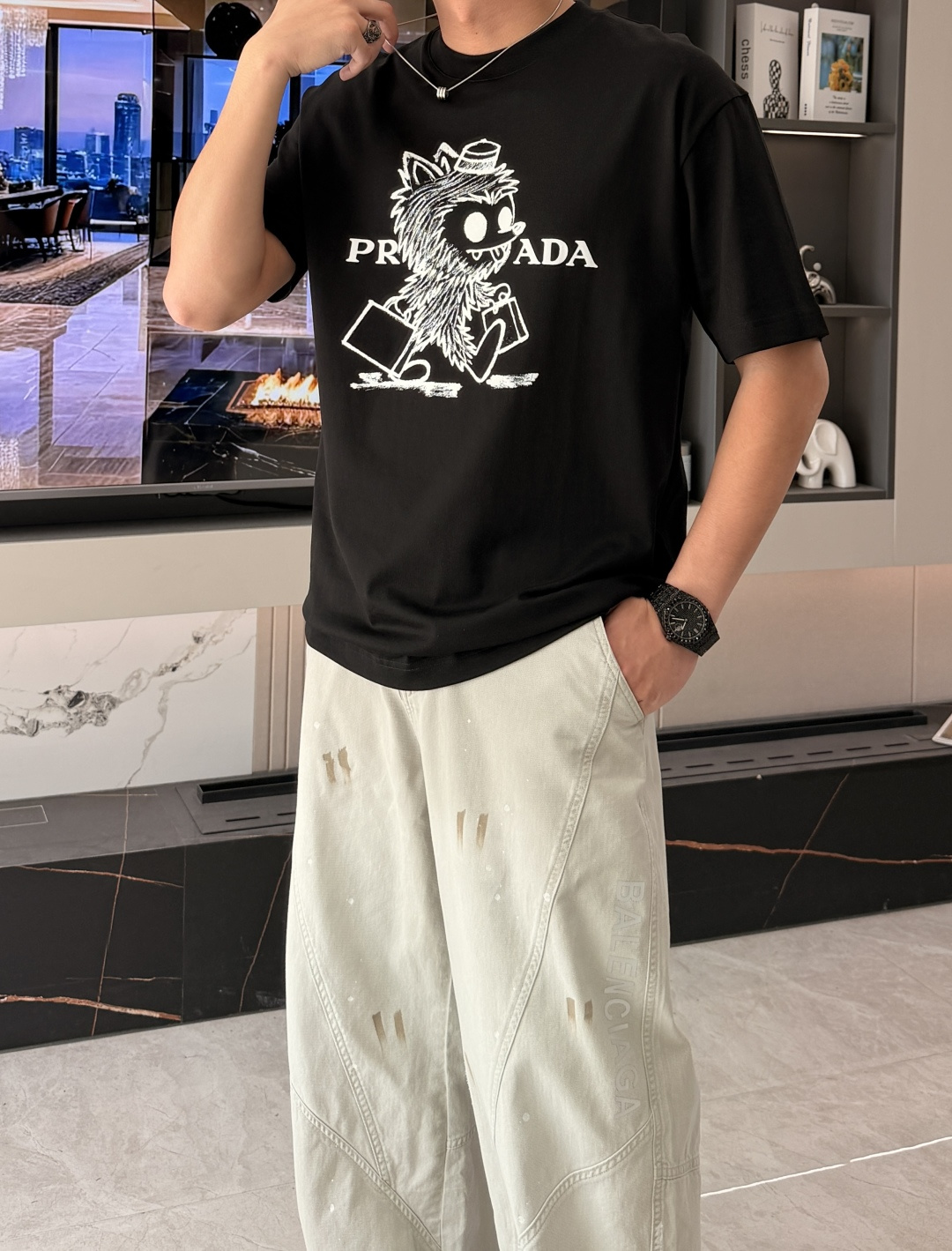 · Prad 2026春夏新款首发专柜最新款短袖T恤 高端订制 设计前卫时尚！品牌logo重工艺设计 高