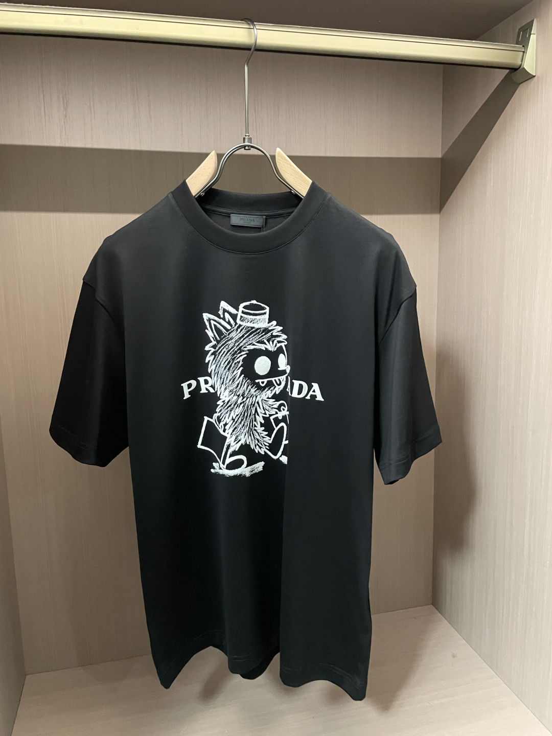 · Prad 2026春夏新款首发专柜最新款短袖T恤 高端订制 设计前卫时尚！品牌logo重工艺设计 高