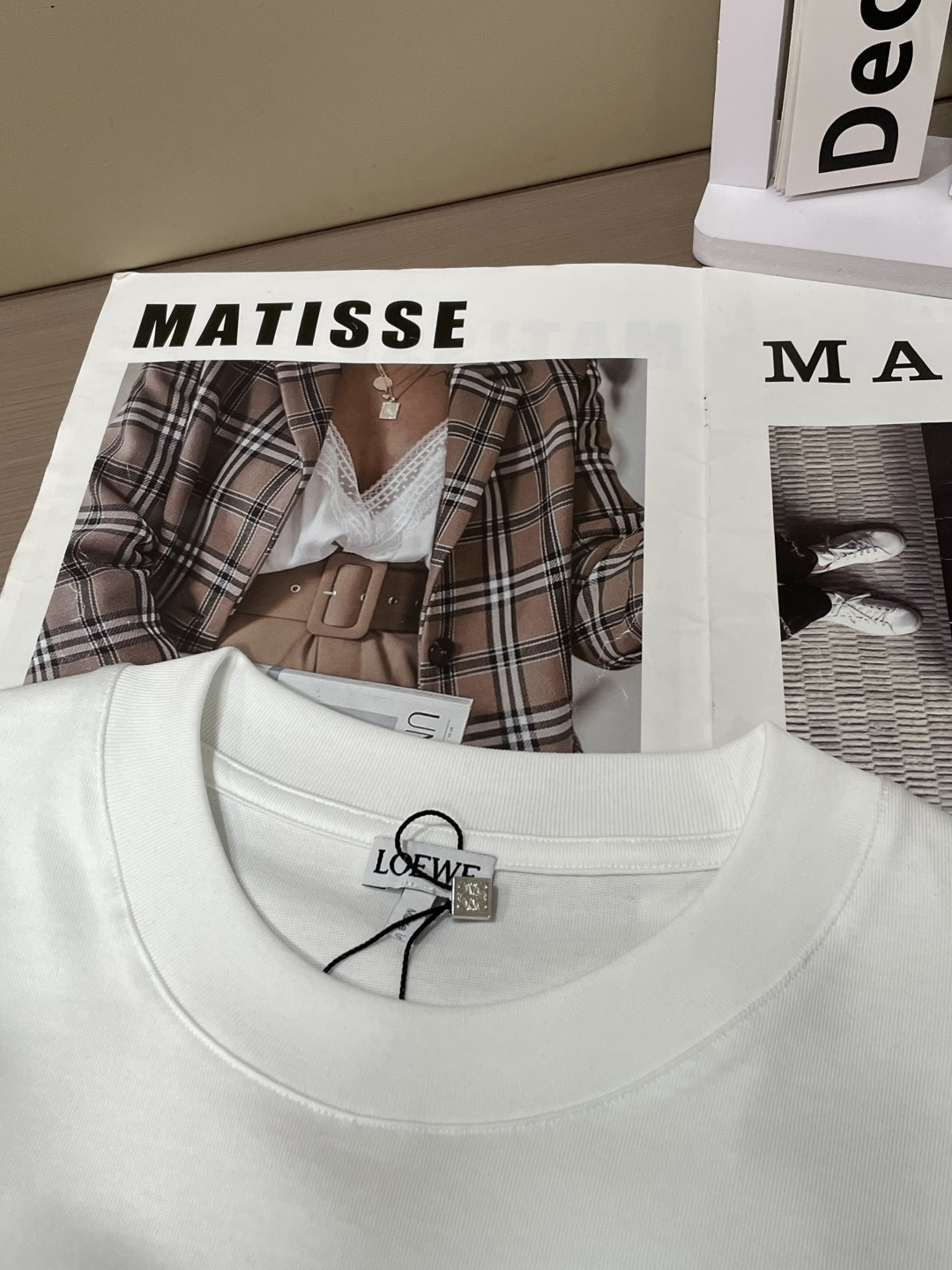 · Loewe 2026春夏新款首发专柜最新款短袖T恤 高端订制 设计前卫时尚！品牌logo重工艺设计 