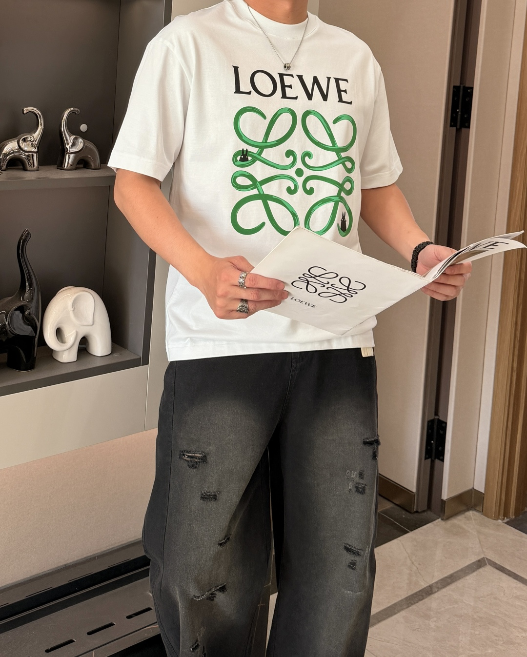 · Loewe 2026春夏新款首发专柜最新款短袖T恤 高端订制 设计前卫时尚！品牌logo重工艺设计 