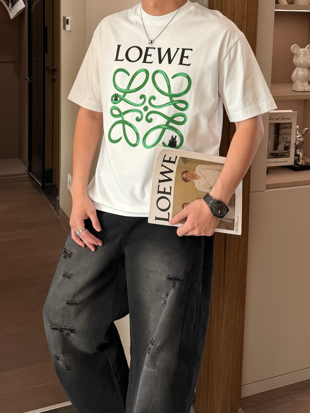 · Loewe 2026春夏新款首发专柜最新款短袖T恤 高端订制 设计前卫时尚！品牌logo重工艺设计 