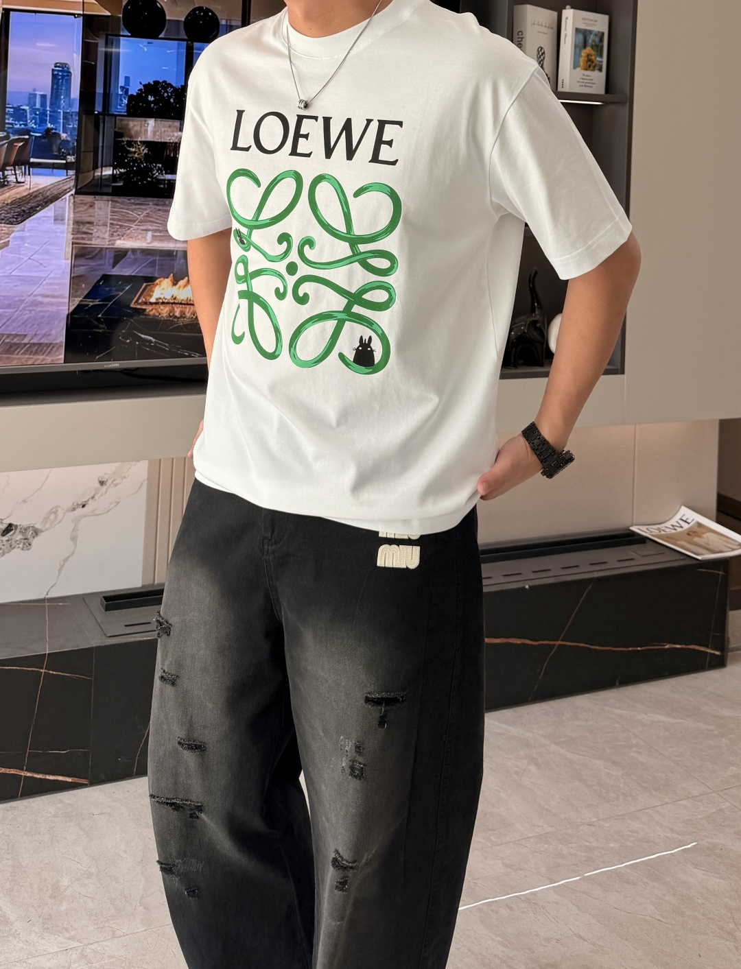 · Loewe 2026春夏新款首发专柜最新款短袖T恤 高端订制 设计前卫时尚！品牌logo重工艺设计 