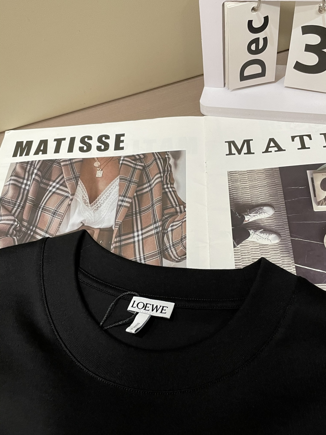 · Loewe 2026春夏新款首发专柜最新款短袖T恤 高端订制 设计前卫时尚！品牌logo重工艺设计 