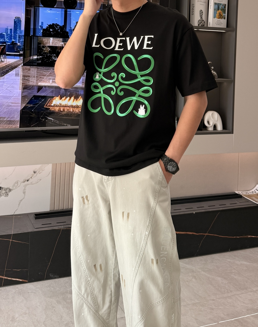 · Loewe 2026春夏新款首发专柜最新款短袖T恤 高端订制 设计前卫时尚！品牌logo重工艺设计 