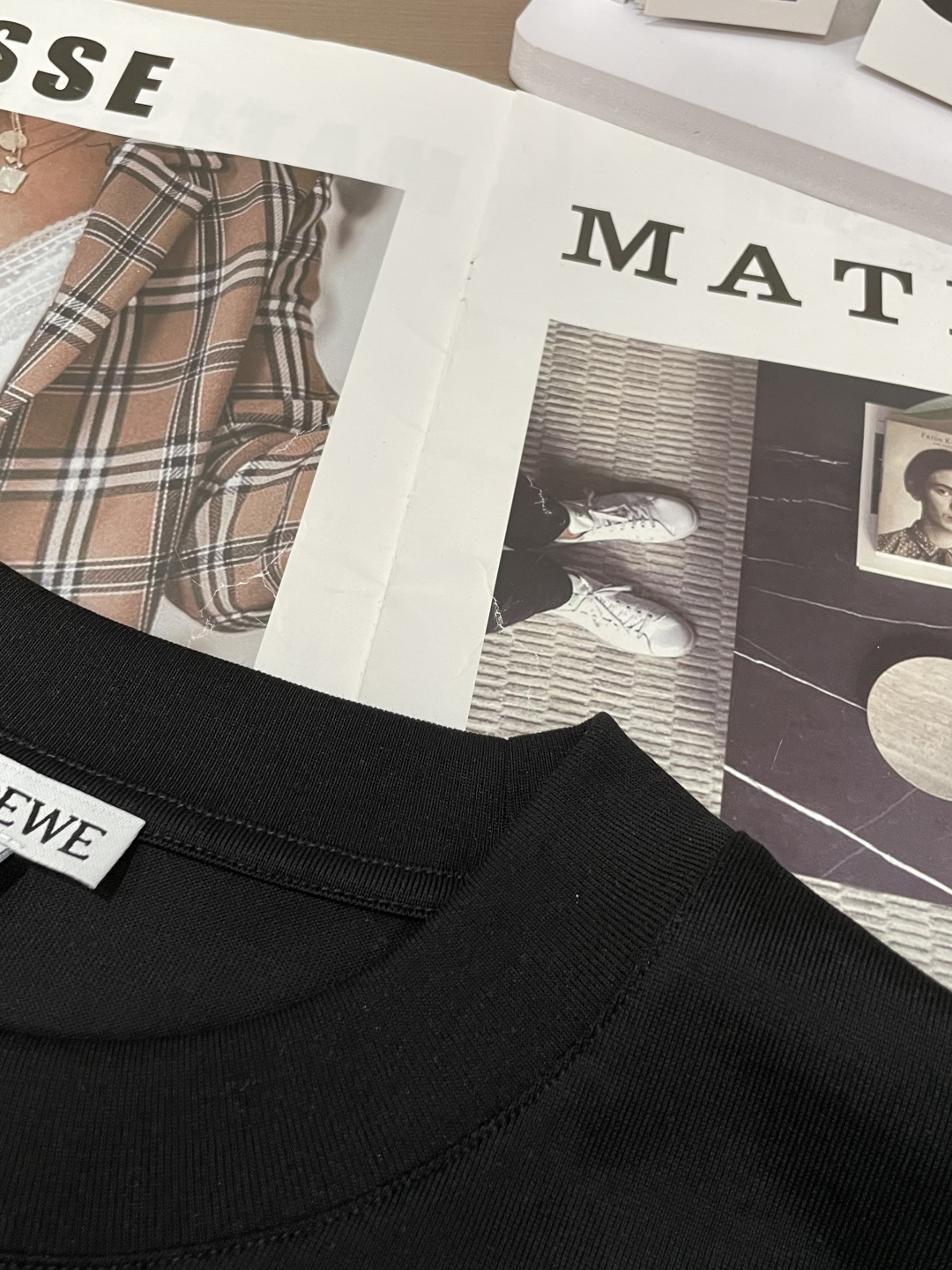 · Loewe 2026春夏新款首发专柜最新款短袖T恤 高端订制 设计前卫时尚！品牌logo重工艺设计 