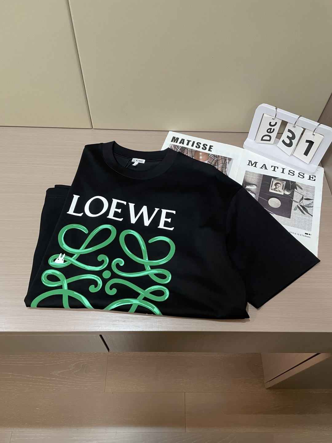 · Loewe 2026春夏新款首发专柜最新款短袖T恤 高端订制 设计前卫时尚！品牌logo重工艺设计 