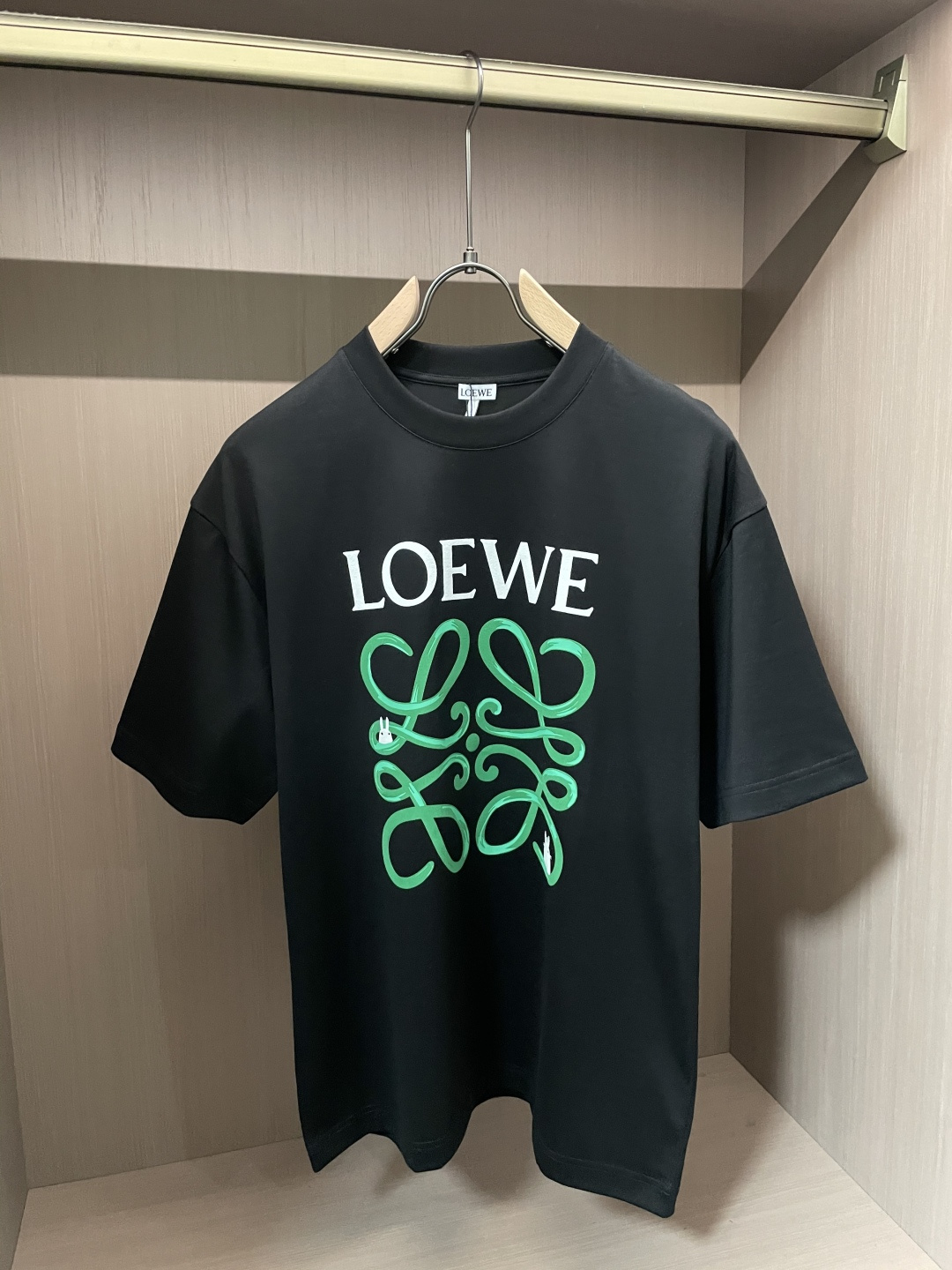 · Loewe 2026春夏新款首发专柜最新款短袖T恤 高端订制 设计前卫时尚！品牌logo重工艺设计 