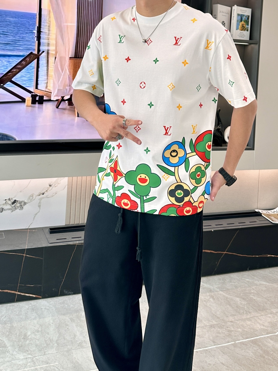 · Lv 2026春夏新款首发专柜最新款短袖T恤 高端订制 设计前卫时尚！品牌logo重工艺设计 高端定