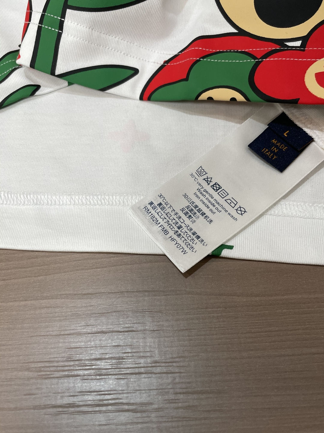 · Lv 2026春夏新款首发专柜最新款短袖T恤 高端订制 设计前卫时尚！品牌logo重工艺设计 高端定