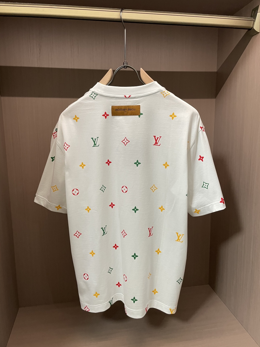 · Lv 2026春夏新款首发专柜最新款短袖T恤 高端订制 设计前卫时尚！品牌logo重工艺设计 高端定