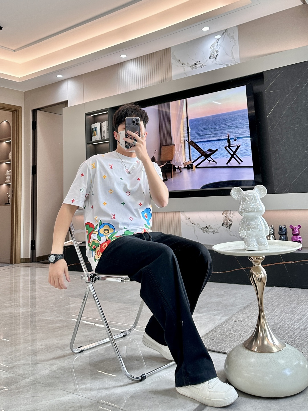 · Lv 2026春夏新款首发专柜最新款短袖T恤 高端订制 设计前卫时尚！品牌logo重工艺设计 高端定