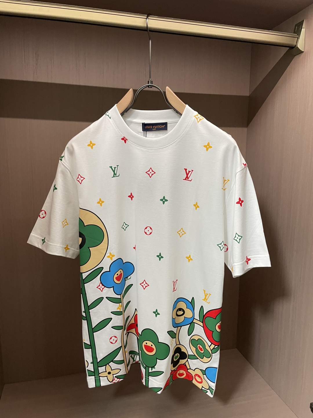 · Lv 2026春夏新款首发专柜最新款短袖T恤 高端订制 设计前卫时尚！品牌logo重工艺设计 高端定