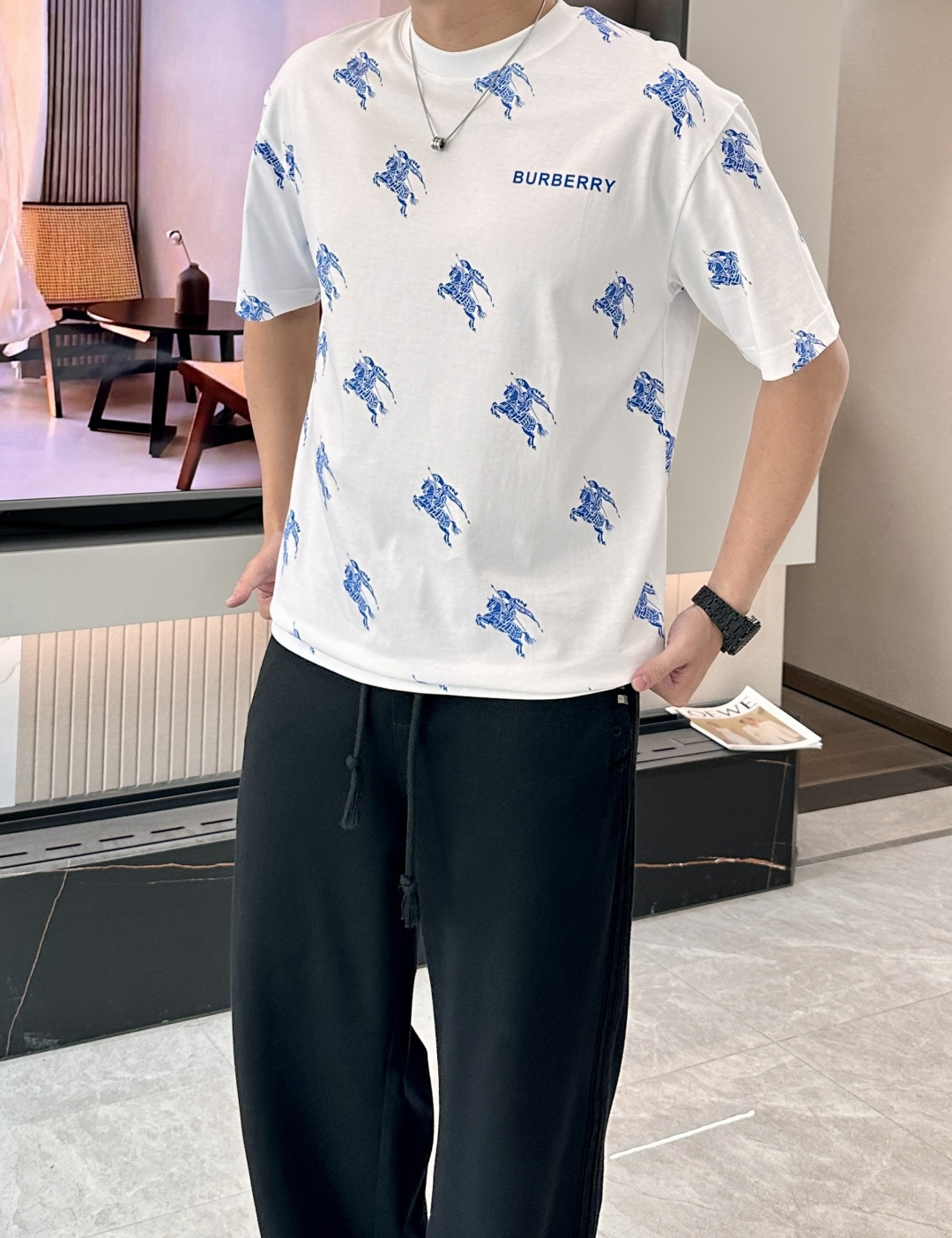 · Bur 2026春夏新款首发专柜最新款短袖T恤 高端订制 设计前卫时尚！品牌logo重工艺设计 高端