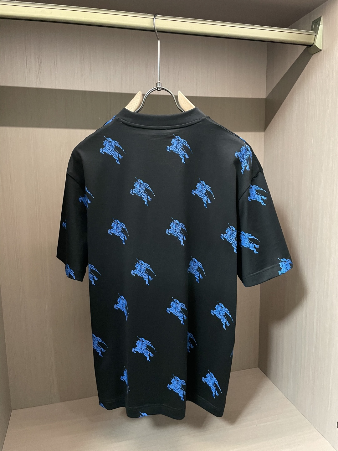 · Bur 2026春夏新款首发专柜最新款短袖T恤 高端订制 设计前卫时尚！品牌logo重工艺设计 高端