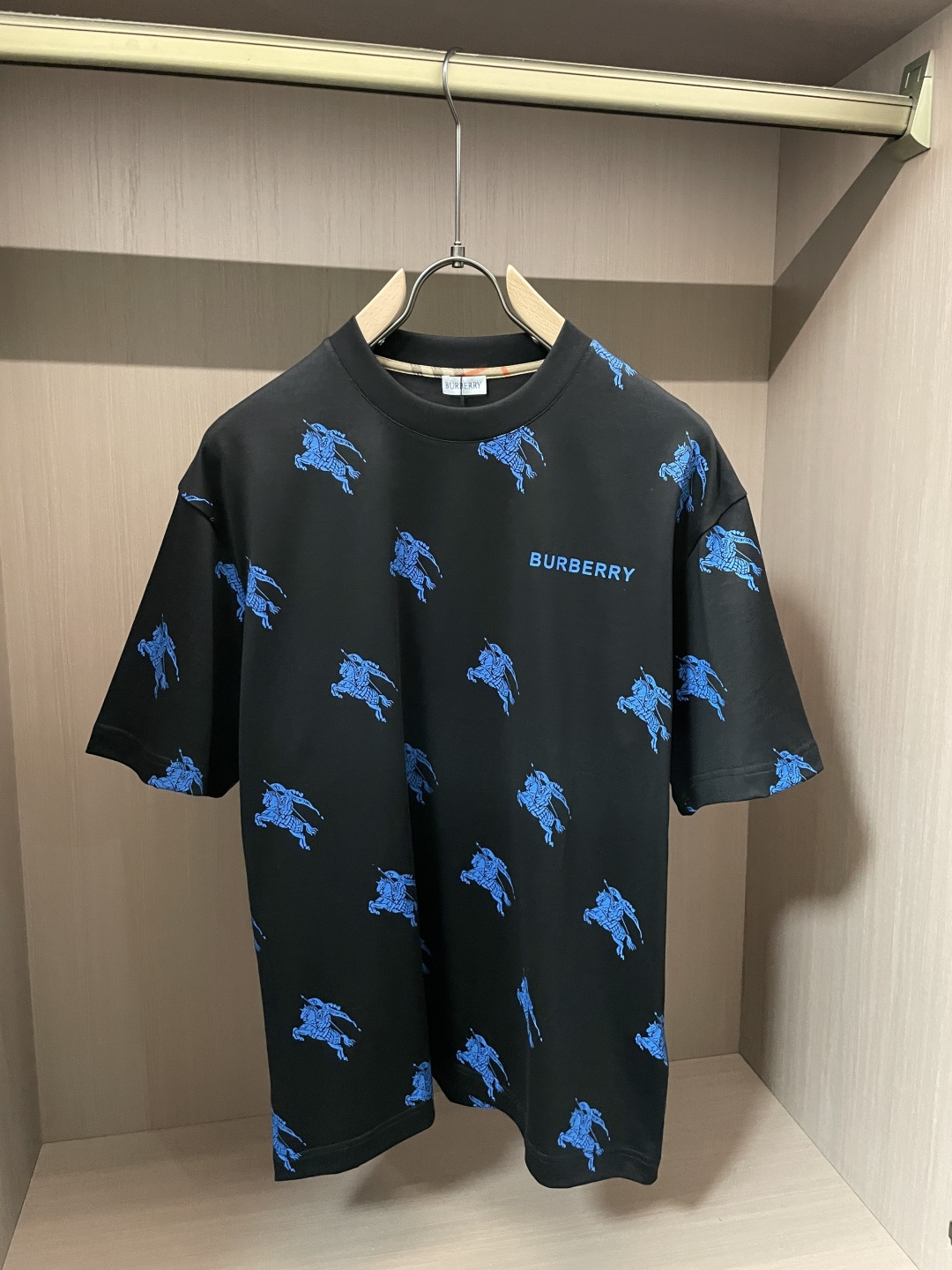 · Bur 2026春夏新款首发专柜最新款短袖T恤 高端订制 设计前卫时尚！品牌logo重工艺设计 高端